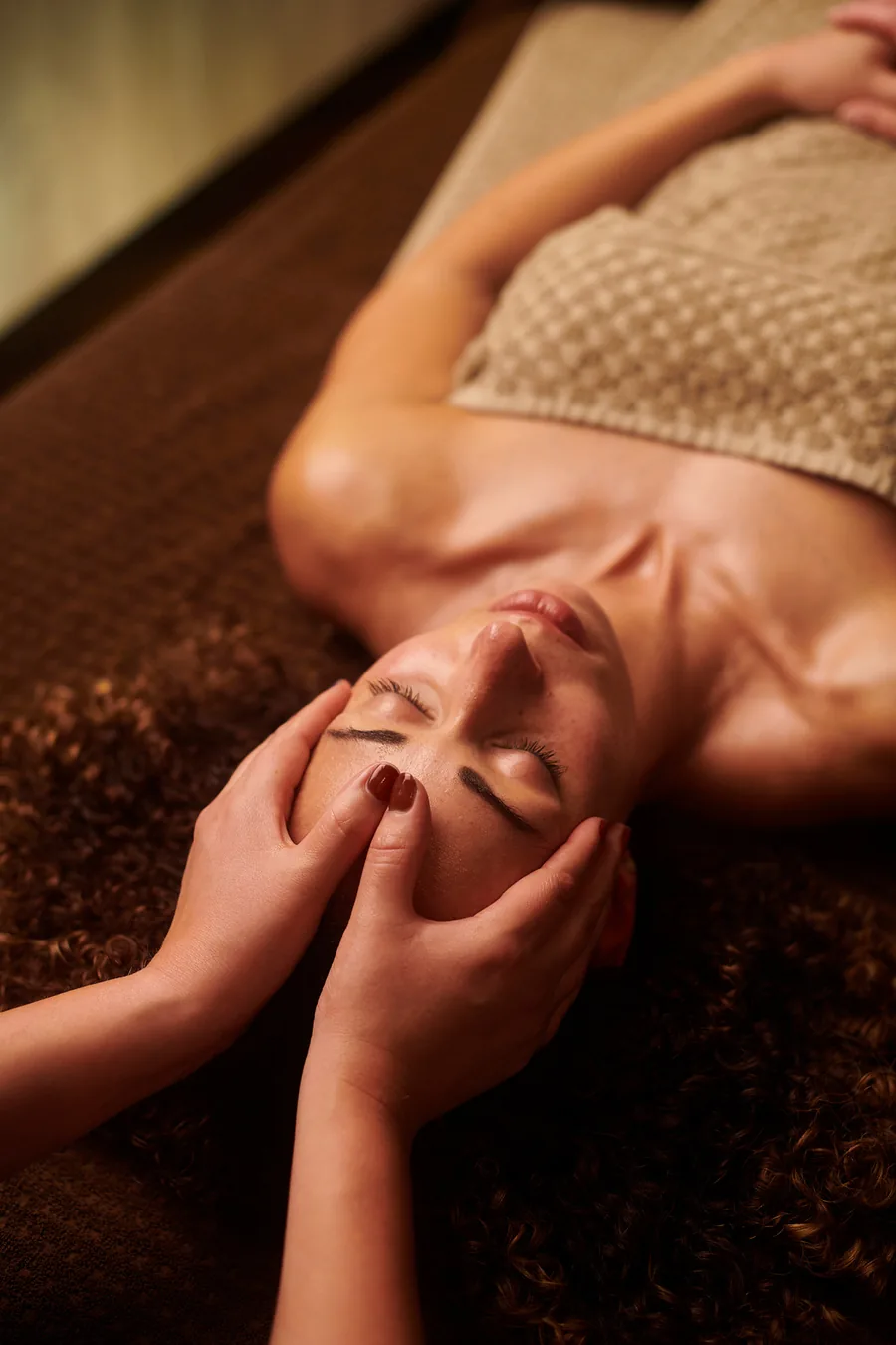 Massagem terapêutica no rosto de uma paciente